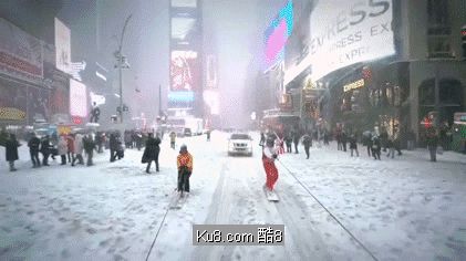 GIF动态图：城市中高速滑雪