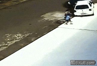 动态图：母子被车压后，小孩没事 GIF