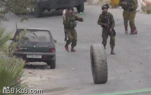 GIF：士兵阻止滚动轮胎跌倒