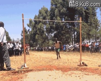 GIF动态图：黑人兄弟的撑杆跳（2GIF）