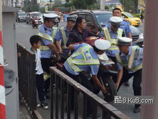 GIF动态图：哇！有警察叔叔护送哟！