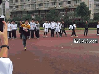 GIF动态图：中学运动会跳高的逗逼学生
