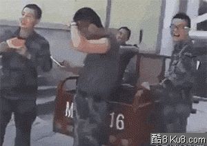 GIF动态图：军队士兵比赛吃西瓜