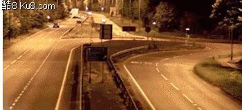 GIF动态图：汽车从立交桥出口回旋漂移到入口